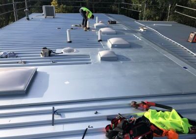 workersonjobonmetalroof